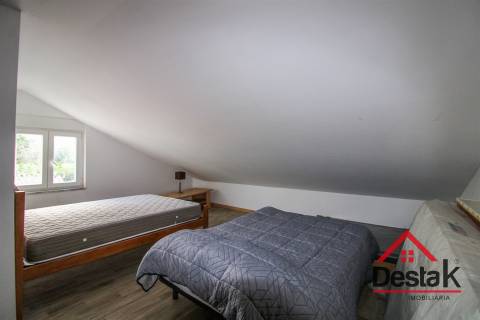 Moradia V2+2  com terreno de 1400 m2 em Moçâmedes, Vouzela