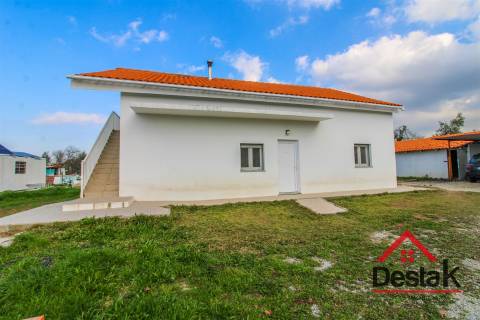 Moradia V2+2  com terreno de 1400 m2 em Moçâmedes, Vouzela