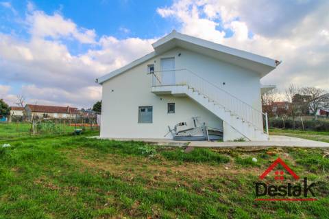 Moradia V2+2  com terreno de 1400 m2 em Moçâmedes, Vouzela