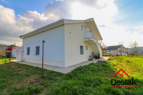 Moradia V2+2  com terreno de 1400 m2 em Moçâmedes, Vouzela