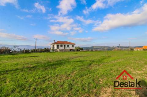 Moradia V2+2  com terreno de 1400 m2 em Moçâmedes, Vouzela