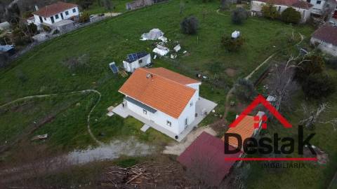 Moradia V2+2  com terreno de 1400 m2 em Moçâmedes, Vouzela