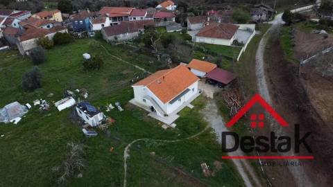 Moradia V2+2  com terreno de 1400 m2 em Moçâmedes, Vouzela