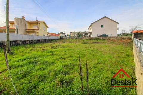 Lote urbano para construção à venda na Vila de Santa Cruz da Trapa