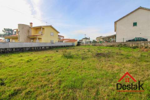 Lote urbano para construção à venda na Vila de Santa Cruz da Trapa