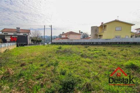 Lote urbano para construção à venda na Vila de Santa Cruz da Trapa
