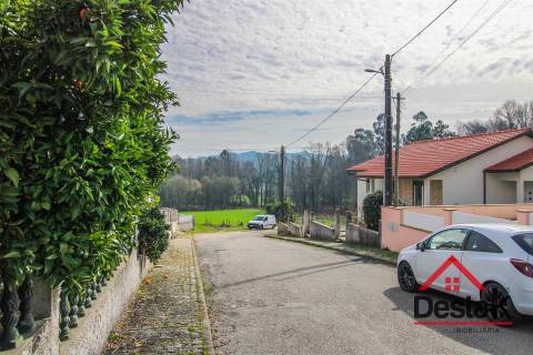 Lote urbano para construção à venda na Vila de Santa Cruz da Trapa