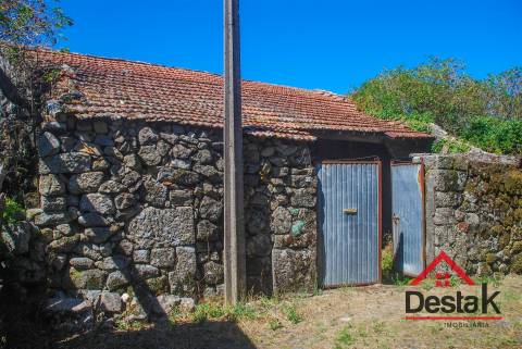 Moradia para restaurar em Queirã