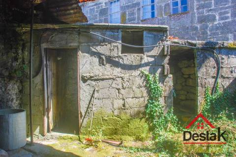 Moradia para restaurar em Queirã