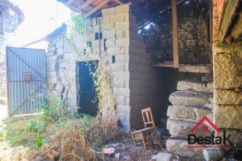 Moradia para restaurar em Queirã