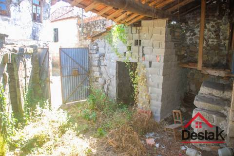 Moradia para restaurar em Queirã