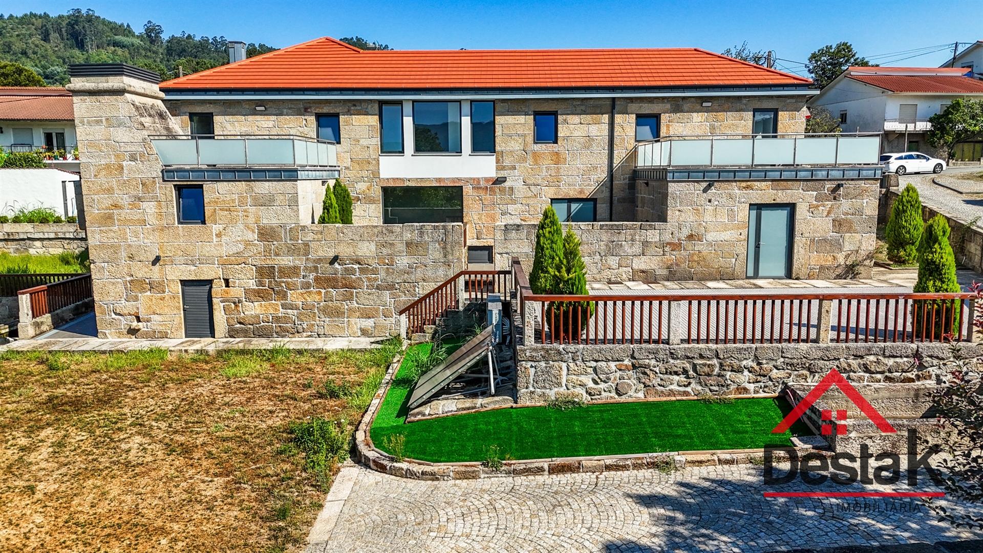 Moradia Nova em Pedra com Jardim e Lago — 1370 m² de Tranquilidade