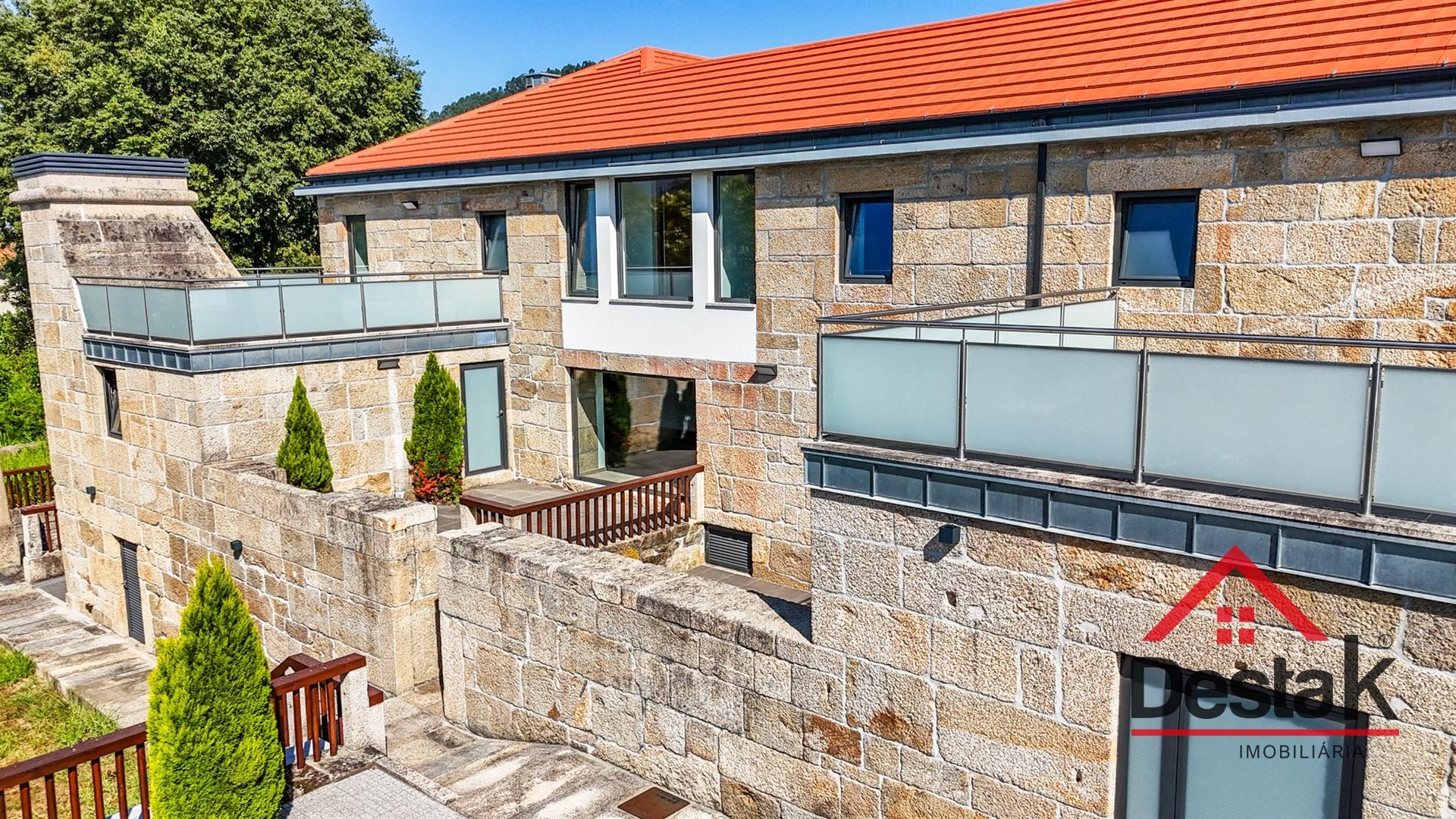 Moradia Nova em Pedra com Jardim e Lago — 1370 m² de Tranquilidade