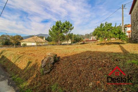 Terreno para construção e terreno misto para venda em Santa Cruz da Trapa