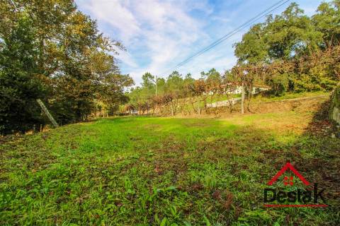 Terreno para construção e terreno misto para venda em Santa Cruz da Trapa