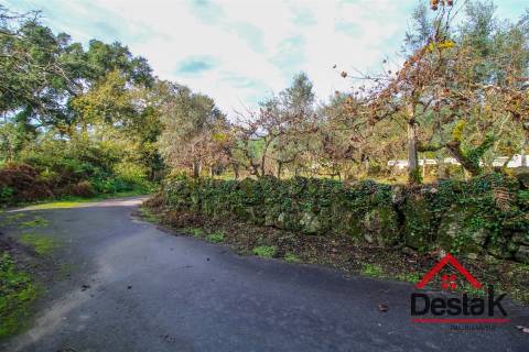 Terreno para construção e terreno misto para venda em Santa Cruz da Trapa