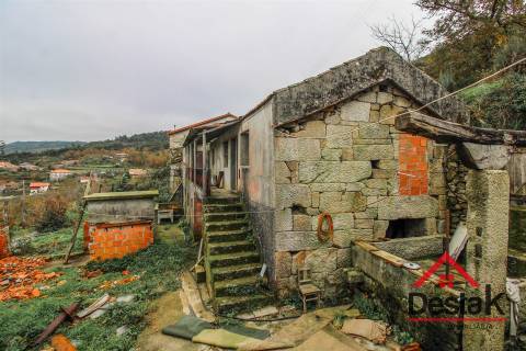 Duas Moradias para Remodelação em Cambra, Vouzela