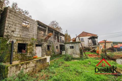 Duas Moradias para Remodelação em Cambra, Vouzela