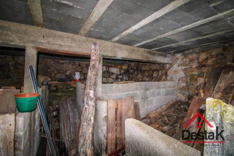 Duas Moradias para Remodelação em Cambra, Vouzela