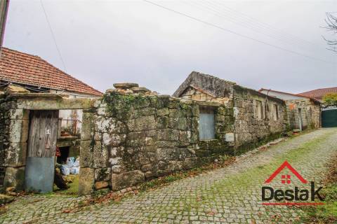 Duas Moradias para Remodelação em Cambra, Vouzela