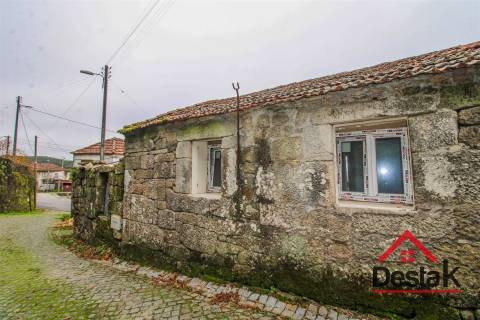 Duas Moradias para Remodelação em Cambra, Vouzela