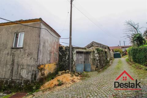 Duas Moradias para Remodelação em Cambra, Vouzela