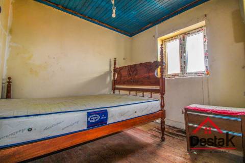 Duas Moradias para Remodelação em Cambra, Vouzela