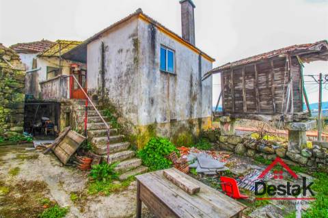 Duas Moradias para Remodelação em Cambra, Vouzela