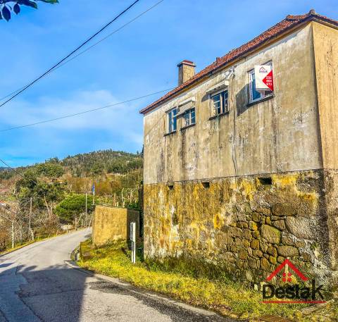 Duas Moradias para Remodelação em Cambra, Vouzela