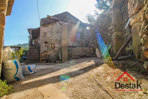 Duas Moradias para Remodelação em Cambra, Vouzela