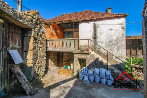 Duas Moradias para Remodelação em Cambra, Vouzela