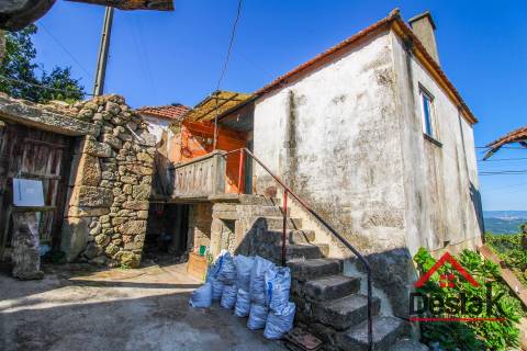 Duas Moradias para Remodelação em Cambra, Vouzela