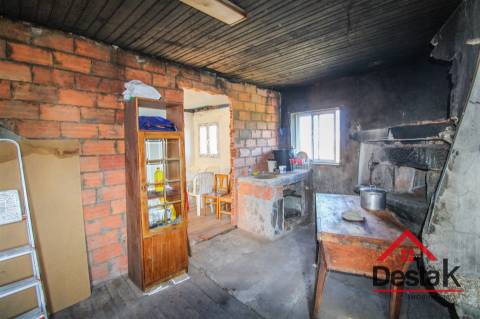 Duas Moradias para Remodelação em Cambra, Vouzela