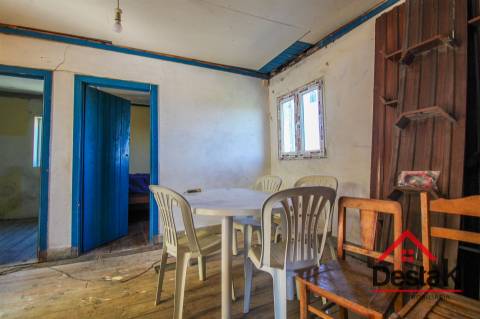 Duas Moradias para Remodelação em Cambra, Vouzela