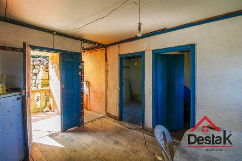 Duas Moradias para Remodelação em Cambra, Vouzela