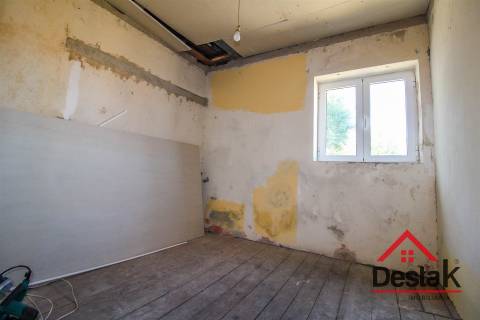 Duas Moradias para Remodelação em Cambra, Vouzela