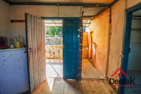Duas Moradias para Remodelação em Cambra, Vouzela