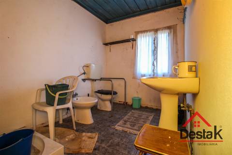 Duas Moradias para Remodelação em Cambra, Vouzela