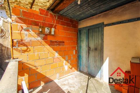 Duas Moradias para Remodelação em Cambra, Vouzela