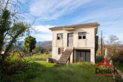 Moradia Isolada com terreno para venda em São Pedro do Sul.