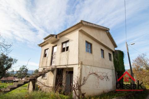 Moradia Isolada com terreno para venda em São Pedro do Sul.