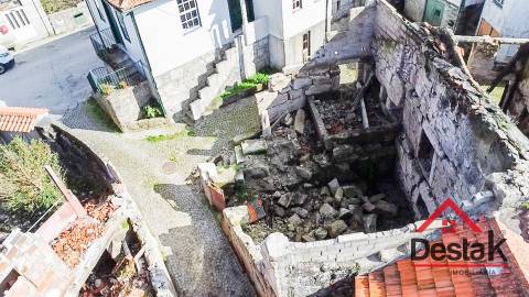 Moradia para reconstruir a 5 minutos das Montanhas Mágicas