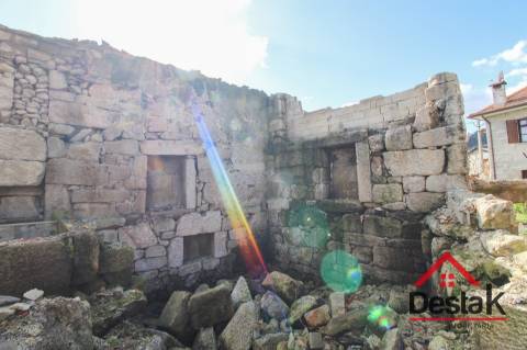 Moradia para reconstruir a 5 minutos das Montanhas Mágicas