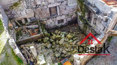 Moradia para reconstruir a 5 minutos das Montanhas Mágicas