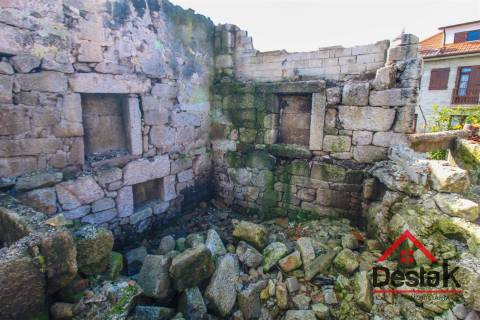 Moradia para reconstruir a 5 minutos das Montanhas Mágicas