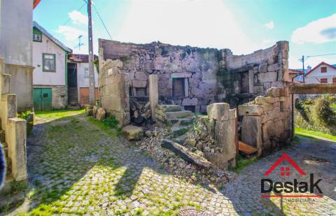 Moradia para reconstruir a 5 minutos das Montanhas Mágicas