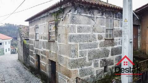 Moradia V3 em granito para remodelar em Pindelo dos Milagres