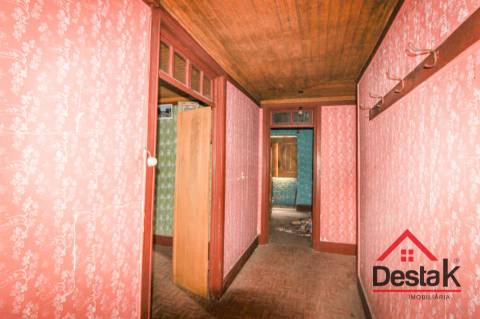 Moradia V3 em granito para remodelar em Pindelo dos Milagres