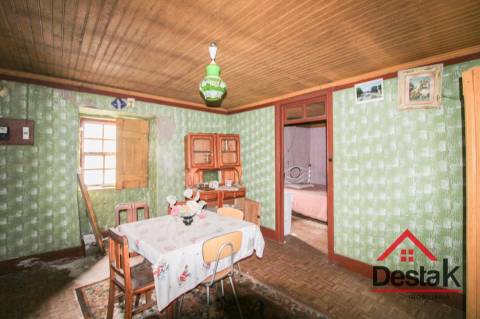 Moradia V3 em granito para remodelar em Pindelo dos Milagres