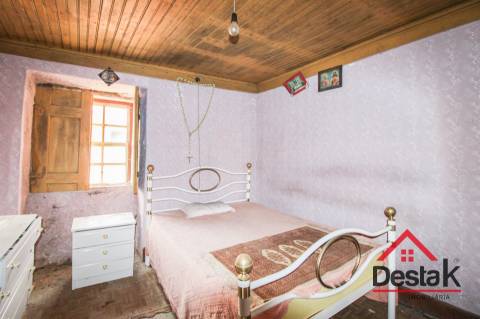 Moradia V3 em granito para remodelar em Pindelo dos Milagres